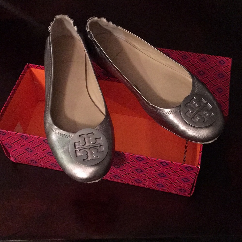 Flash Sale📸 Tory Burch Reva Flats Silver Metallic